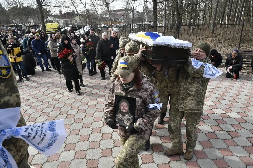 Славутич попрощався з Євгеном Тудаєм: громада провела воїна в останню путь фото №6