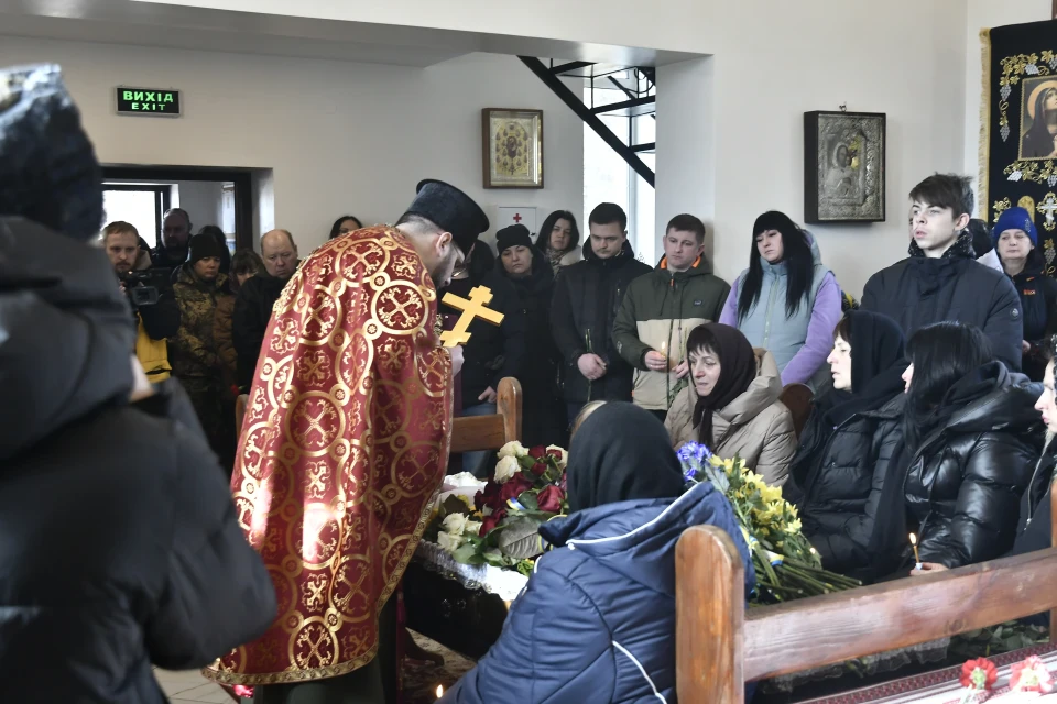 Славутич попрощався з Євгеном Тудаєм: громада провела воїна в останню путь фото №12