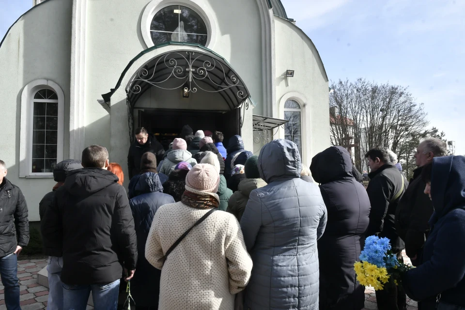 Славутич попрощався з Євгеном Тудаєм: громада провела воїна в останню путь фото №18