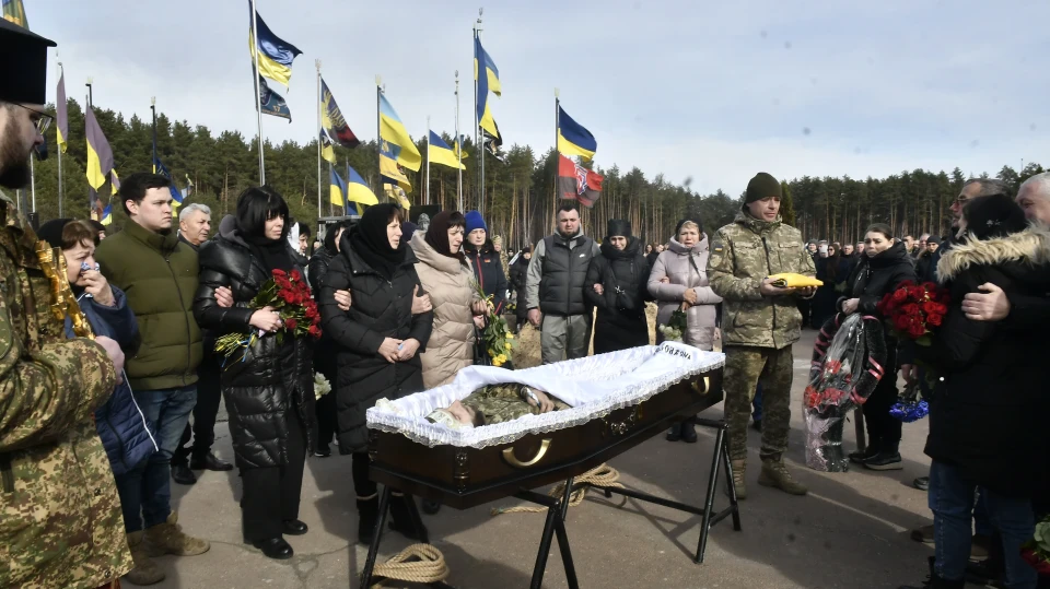 Славутич попрощався з Євгеном Тудаєм: громада провела воїна в останню путь фото №23