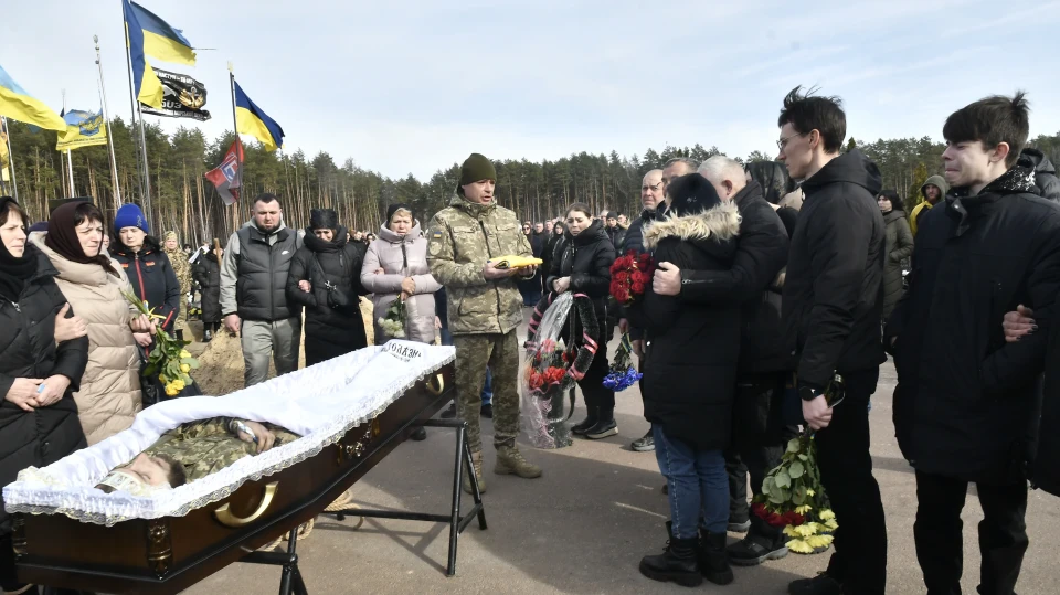 Славутич попрощався з Євгеном Тудаєм: громада провела воїна в останню путь фото №26