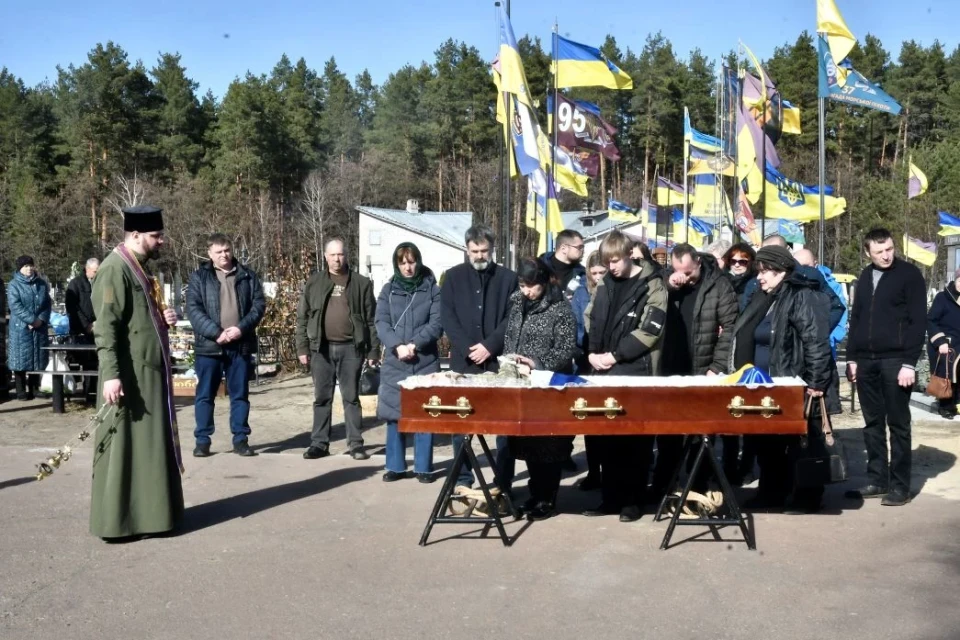 У Славутичі попрощалися із загиблим воїном Андрієм Ярмаком фото №9