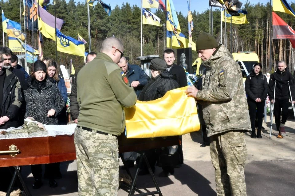 У Славутичі попрощалися із загиблим воїном Андрієм Ярмаком фото №10