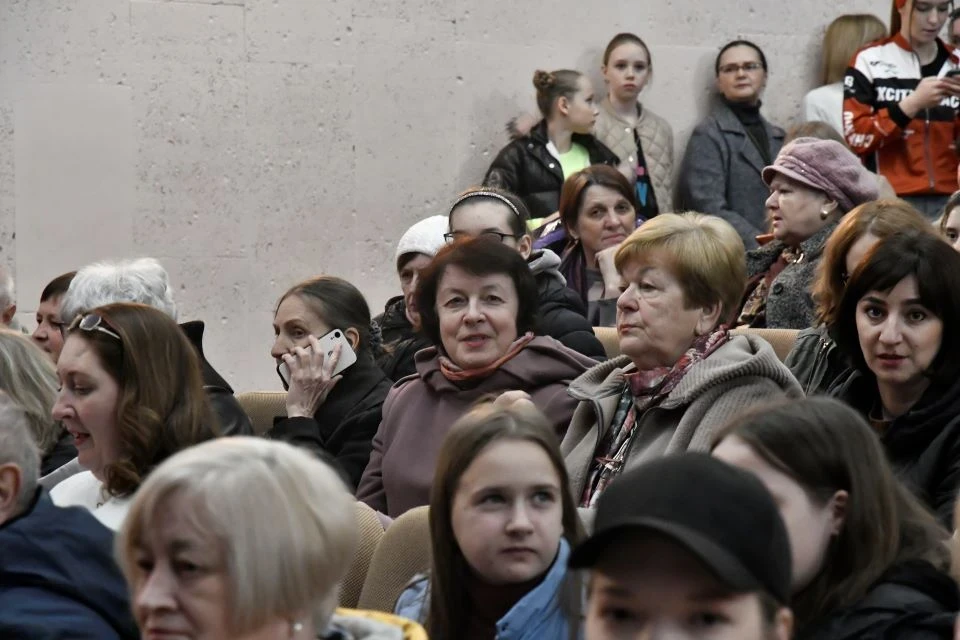 У Славутичі відбувся мистецький захід "Весна, що наближає перемогу" фото №7