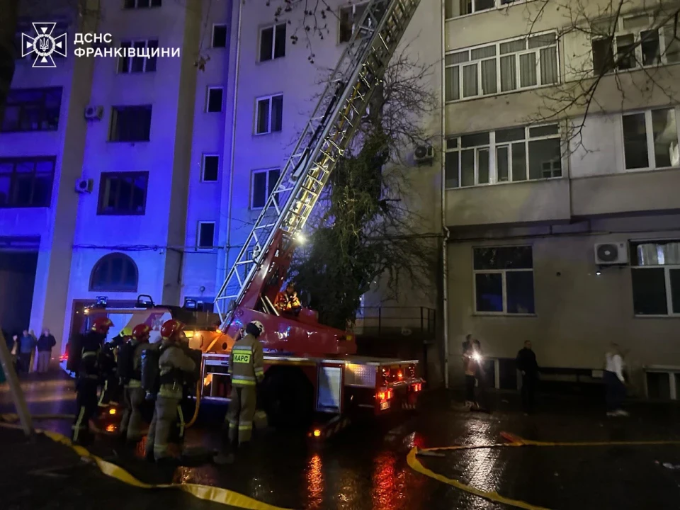 В Івано-Франківську сталися вибух та пожежа у житлових будинках: є загиблі та постраждалі фото №2