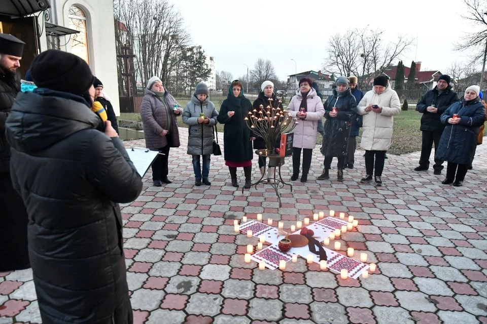 Голодомор: Акція "Запали свічку" у Славутичі (ФОТО) фото №23