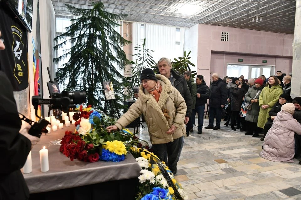 16 грудня у Кіноконцертному комплексі славутичани  попрощалися з героєм Дмитром Вяльком фото №17
