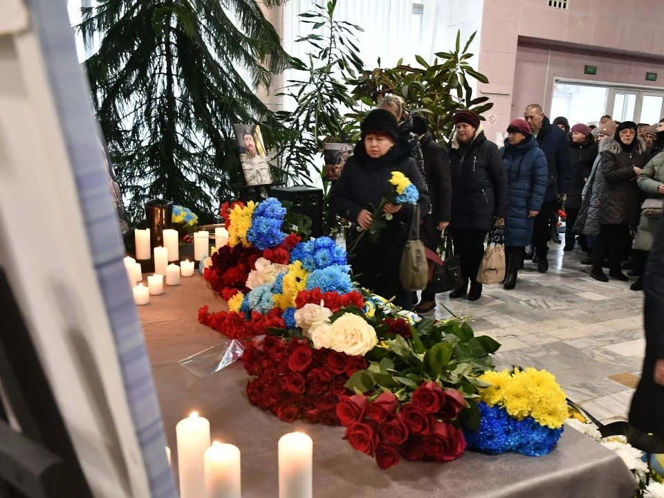 16 грудня у Кіноконцертному комплексі славутичани  попрощалися з героєм Дмитром Вяльком фото №19