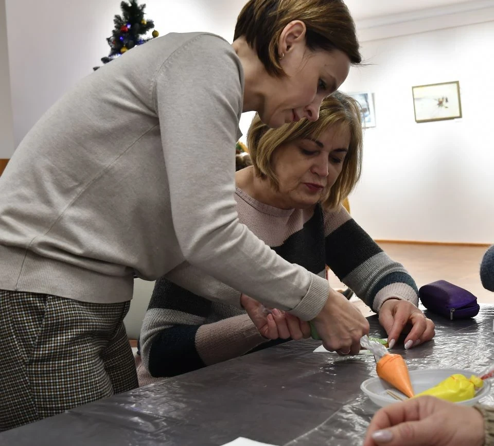 "Розмалюй різдвяний пряник": Спільна творчість на підтримку ЗСУ в Славутичі фото №17