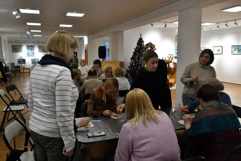 "Розмалюй різдвяний пряник": Спільна творчість на підтримку ЗСУ в Славутичі фото №19