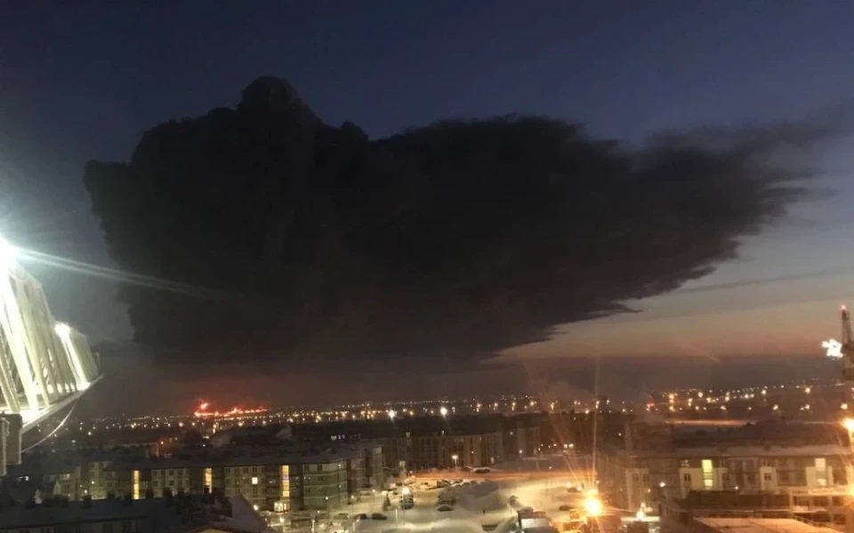 А нам подобається як воно горить: Масштабна пожежа у російському Пітері фото №2
