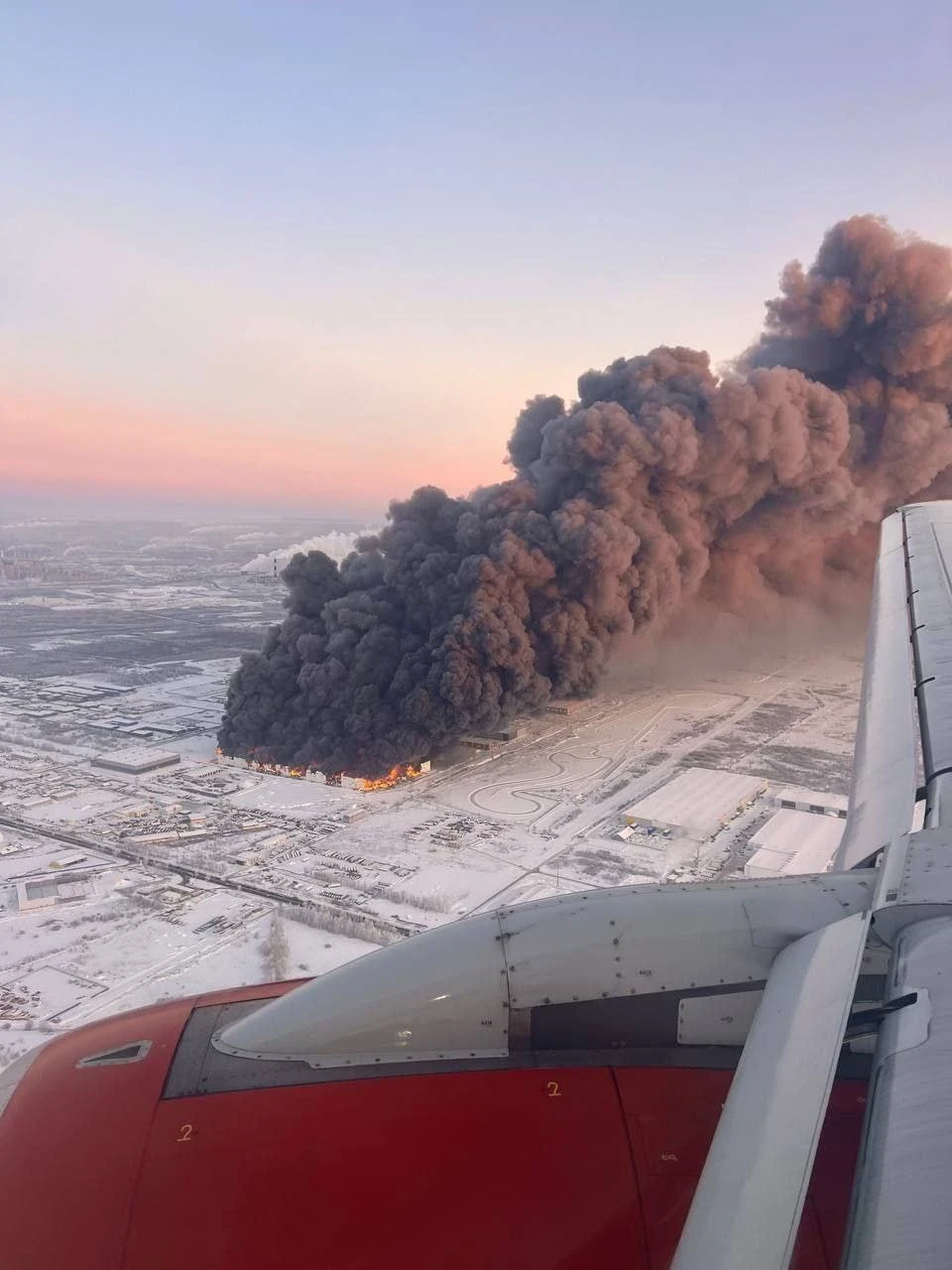 А нам подобається як воно горить: Масштабна пожежа у російському Пітері фото №4