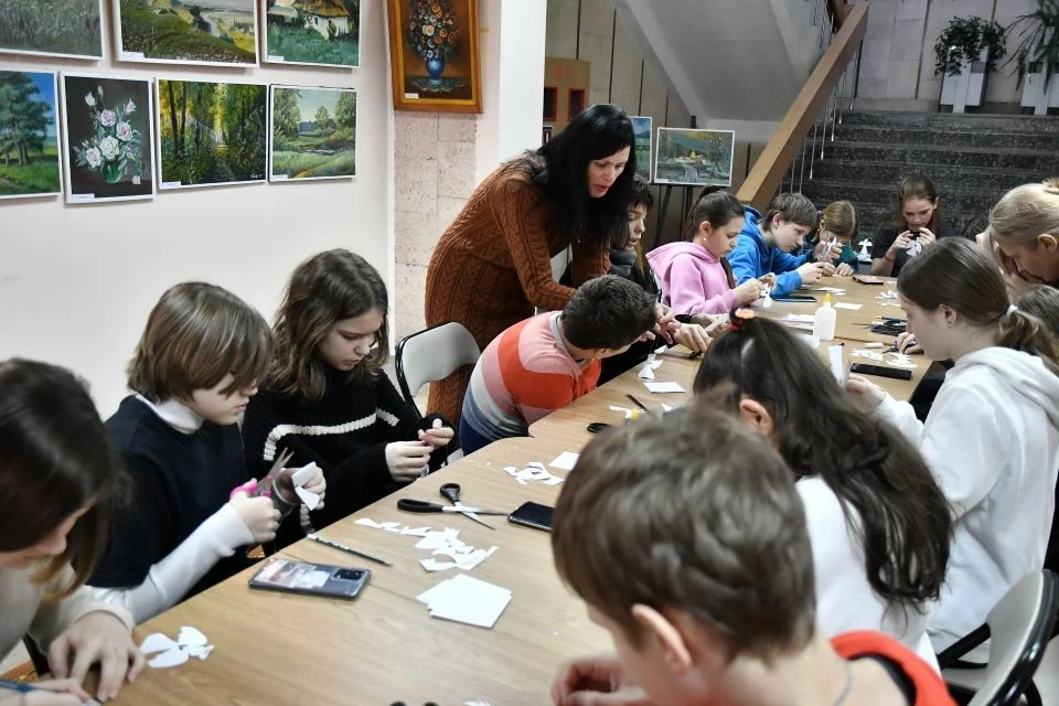 "Ангели пам'яті": Славутицькі діти вшановують пам'ять Кіборгів фото №9