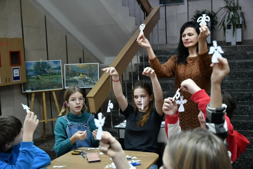 "Ангели пам'яті": Славутицькі діти вшановують пам'ять Кіборгів фото №10