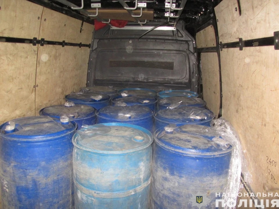 Поліція Чернігівщини вилучила 2400 літрів спирту невідомого походження фото №3