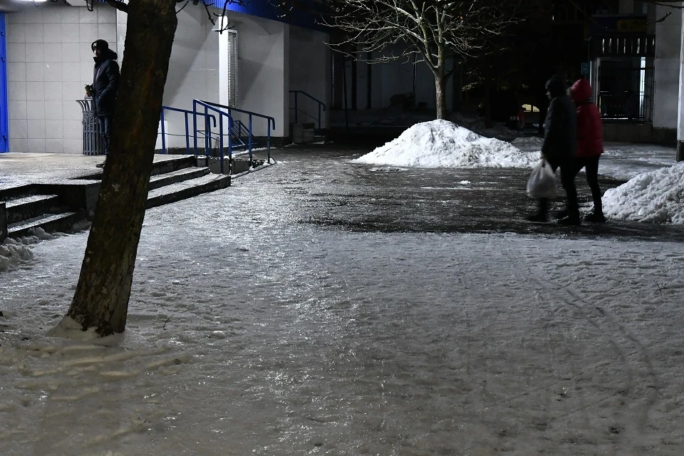 Магія льодового Славутича: Фоторепортаж про вражаючу ожеледицю в місті фото №6