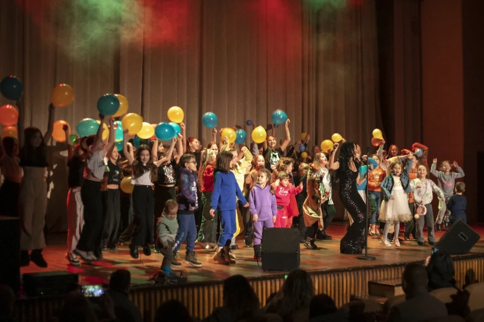 Благодійний концерт у Славутичі: «Команда А» у зірковому складі відвідала місто і зібрала понад 12 000 гривень на потреби ЗСУ фото №27