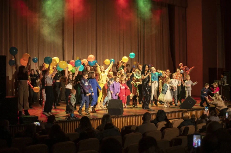 Благодійний концерт у Славутичі: «Команда А» у зірковому складі відвідала місто і зібрала понад 12 000 гривень на потреби ЗСУ фото №2