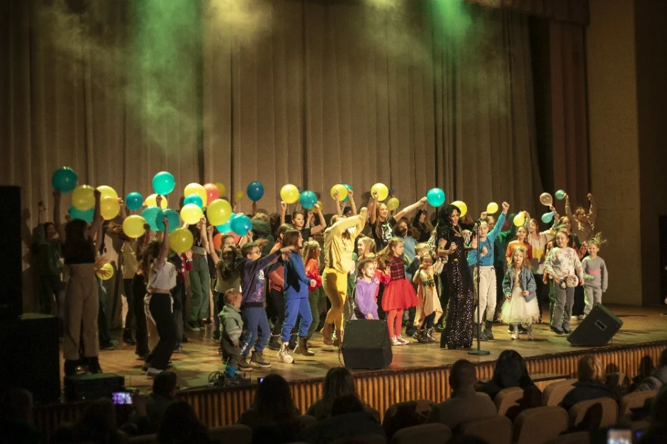 Благодійний концерт у Славутичі: «Команда А» у зірковому складі відвідала місто і зібрала понад 12 000 гривень на потреби ЗСУ фото №3
