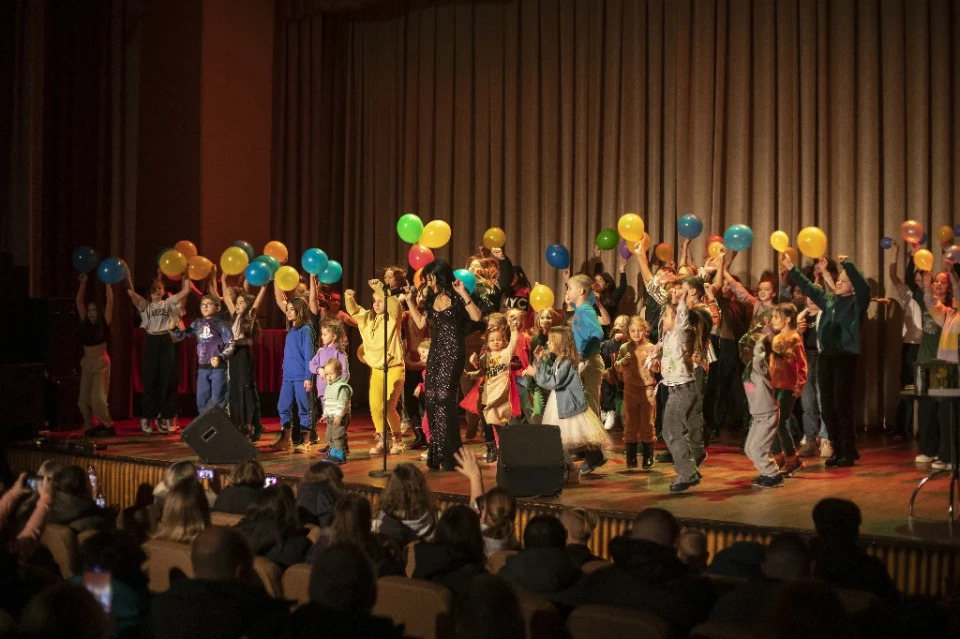 Благодійний концерт у Славутичі: «Команда А» у зірковому складі відвідала місто і зібрала понад 12 000 гривень на потреби ЗСУ фото №6