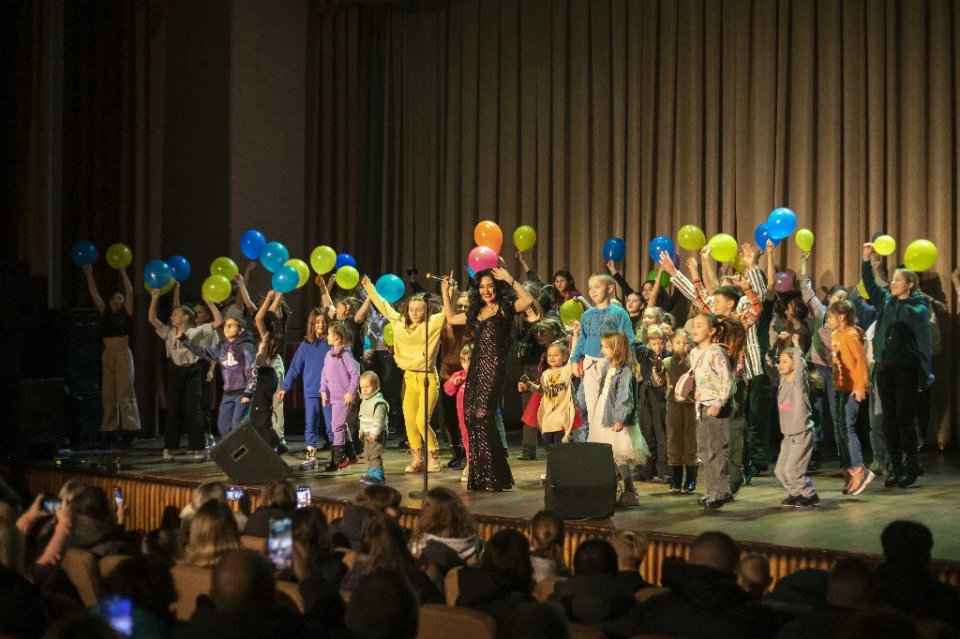 Благодійний концерт у Славутичі: «Команда А» у зірковому складі відвідала місто і зібрала понад 12 000 гривень на потреби ЗСУ фото №7
