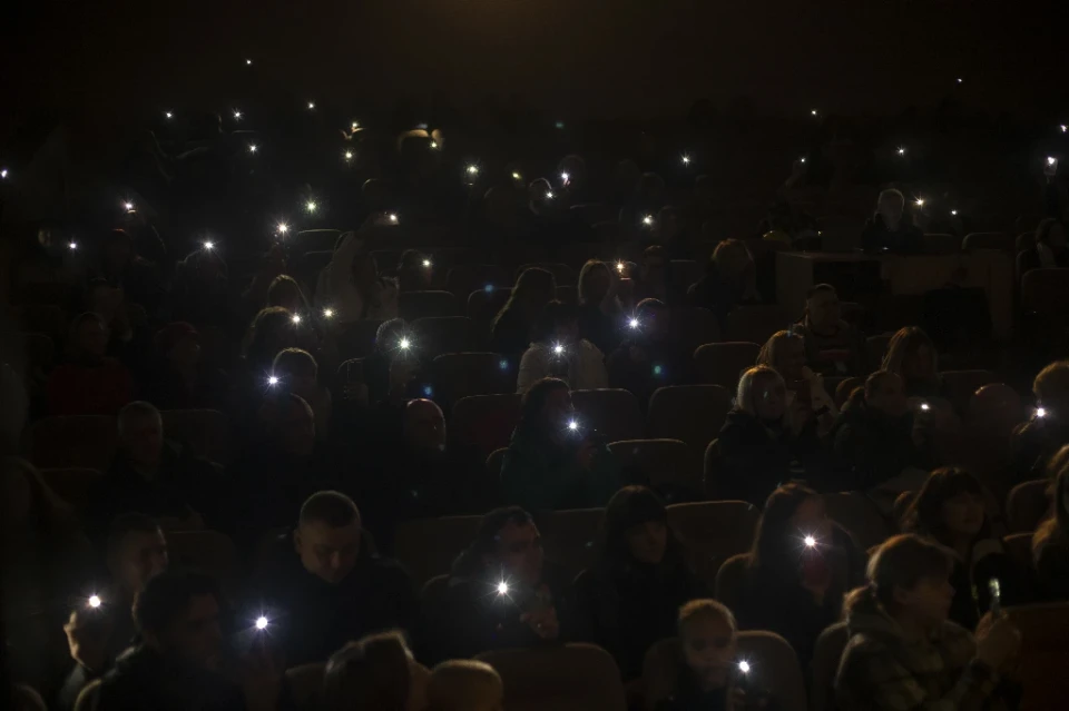 Благодійний концерт у Славутичі: «Команда А» у зірковому складі відвідала місто і зібрала понад 12 000 гривень на потреби ЗСУ фото №17