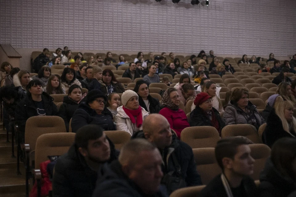 Благодійний концерт у Славутичі: «Команда А» у зірковому складі відвідала місто і зібрала понад 12 000 гривень на потреби ЗСУ фото №36