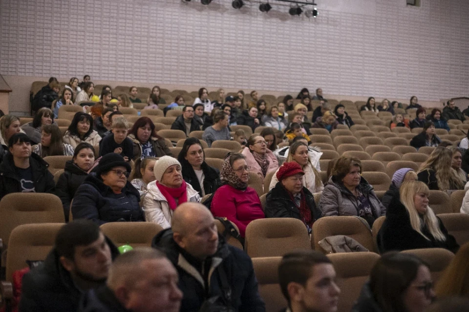 Благодійний концерт у Славутичі: «Команда А» у зірковому складі відвідала місто і зібрала понад 12 000 гривень на потреби ЗСУ фото №37