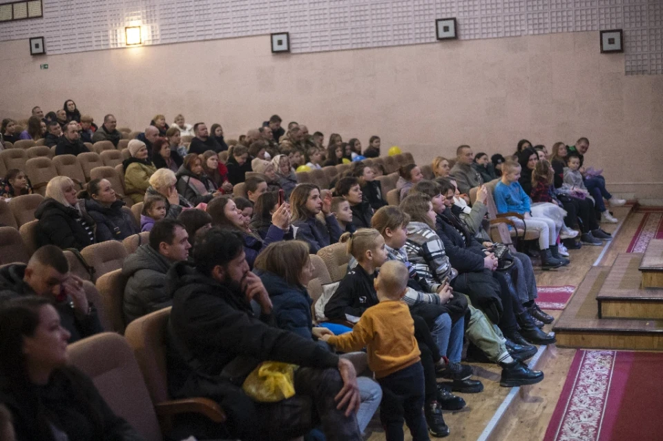 Благодійний концерт у Славутичі: «Команда А» у зірковому складі відвідала місто і зібрала понад 12 000 гривень на потреби ЗСУ фото №38
