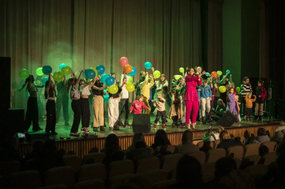 Благодійний концерт у Славутичі: «Команда А» у зірковому складі відвідала місто і зібрала понад 12 000 гривень на потреби ЗСУ фото №8