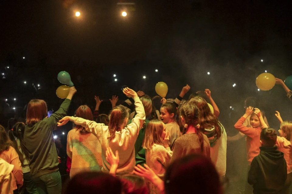 Благодійний концерт у Славутичі: «Команда А» у зірковому складі відвідала місто і зібрала понад 12 000 гривень на потреби ЗСУ фото №22