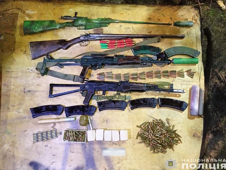 Понад 2 кг наркотиків та арсенал зброї знайшли у чернігівця! фото №1