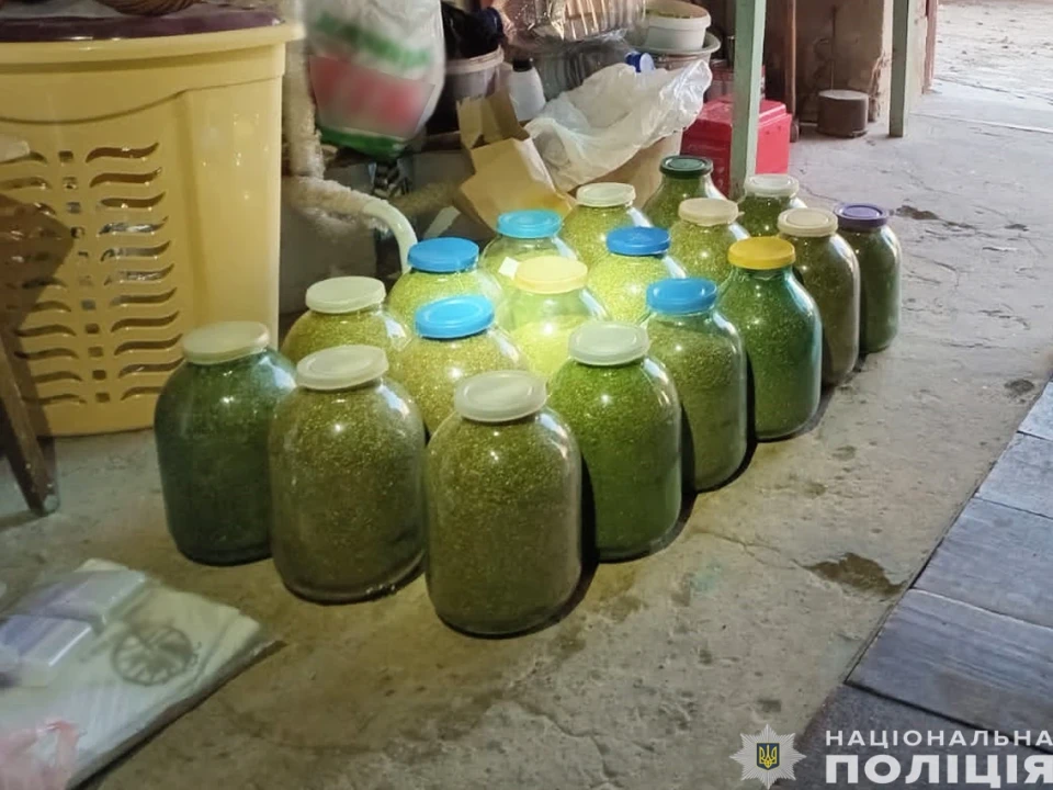 Чернігівські поліцейські затримали групу наркодилерів і вилучили понад 11 кілограмів наркотиків фото №8