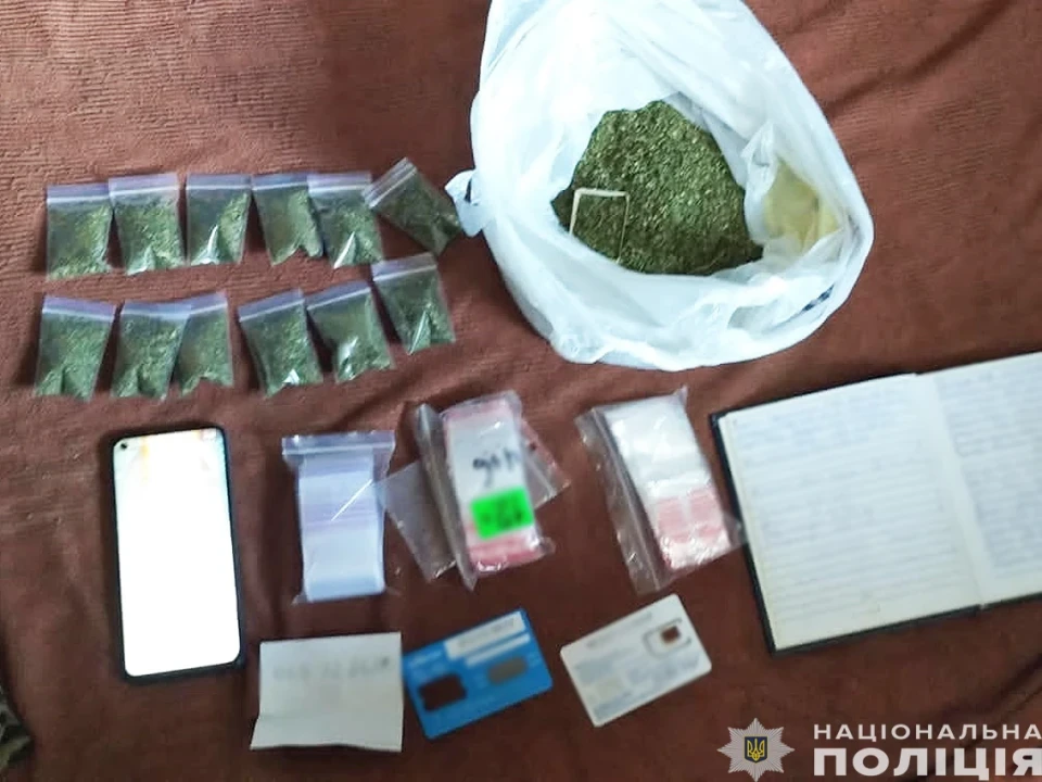Чернігівські поліцейські затримали групу наркодилерів і вилучили понад 11 кілограмів наркотиків фото №9