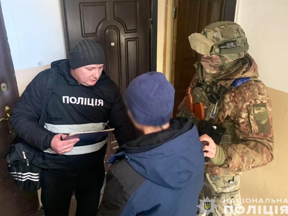 Чернігівські поліцейські затримали групу наркодилерів і вилучили понад 11 кілограмів наркотиків фото №12