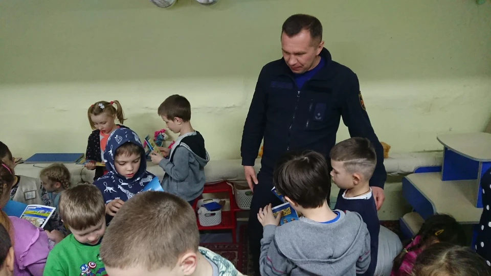 Урок безпеки для малят зі Славутича: Спільна ініціатива служби порятунку та дитячого садка фото №2
