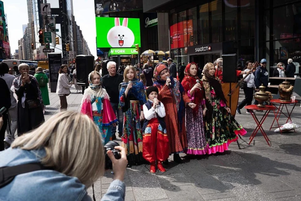 Росіяни влаштували святкування Масляної в центрі Нью-Йорку - на "свято" прийшли українські активісти фото №3