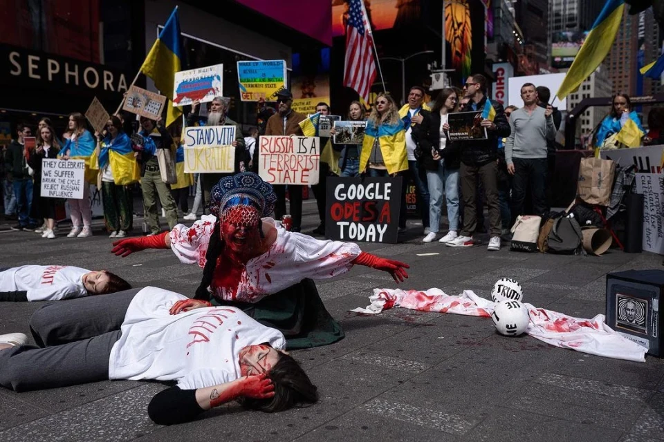 Росіяни влаштували святкування Масляної в центрі Нью-Йорку - на "свято" прийшли українські активісти фото №4