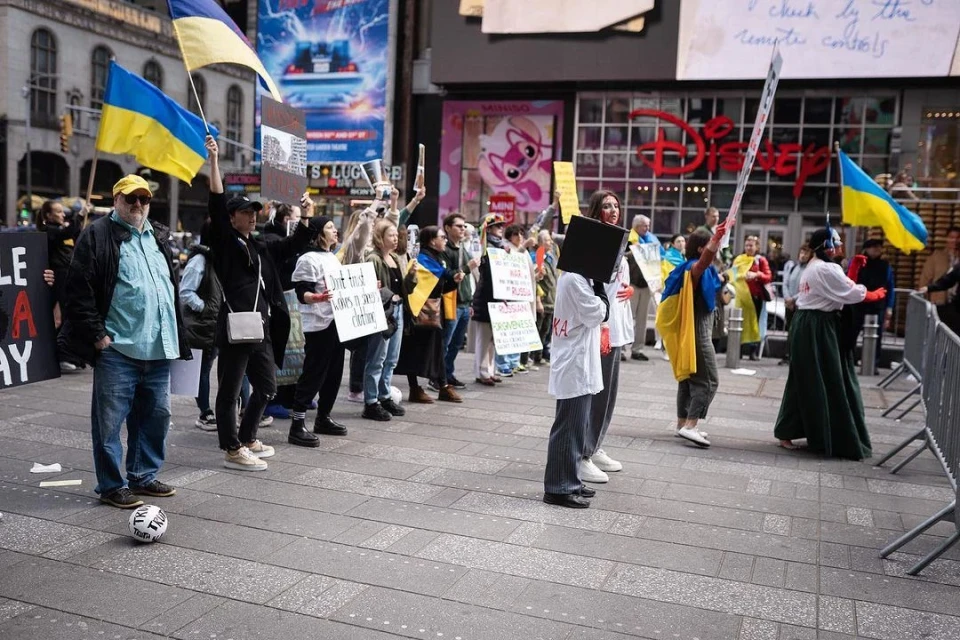 Росіяни влаштували святкування Масляної в центрі Нью-Йорку - на "свято" прийшли українські активісти фото №5