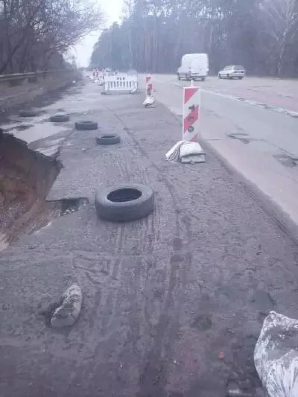Глибокий провал «з'їдає» об'їзну дорогу: Загроза для транзиту через Чернігів фото №3