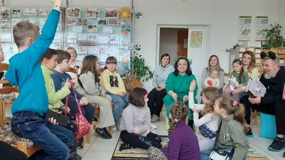 У дитячій бібліотеці Славутича відбулись святкові читання для малечі від акторів ККК! фото №4