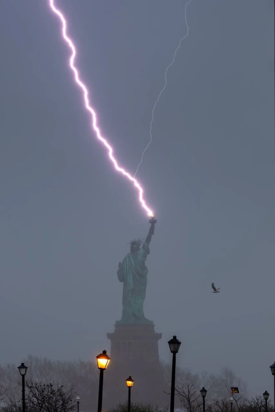 Епічний кадр: Блискавка влучила у Статую свободи фото №2