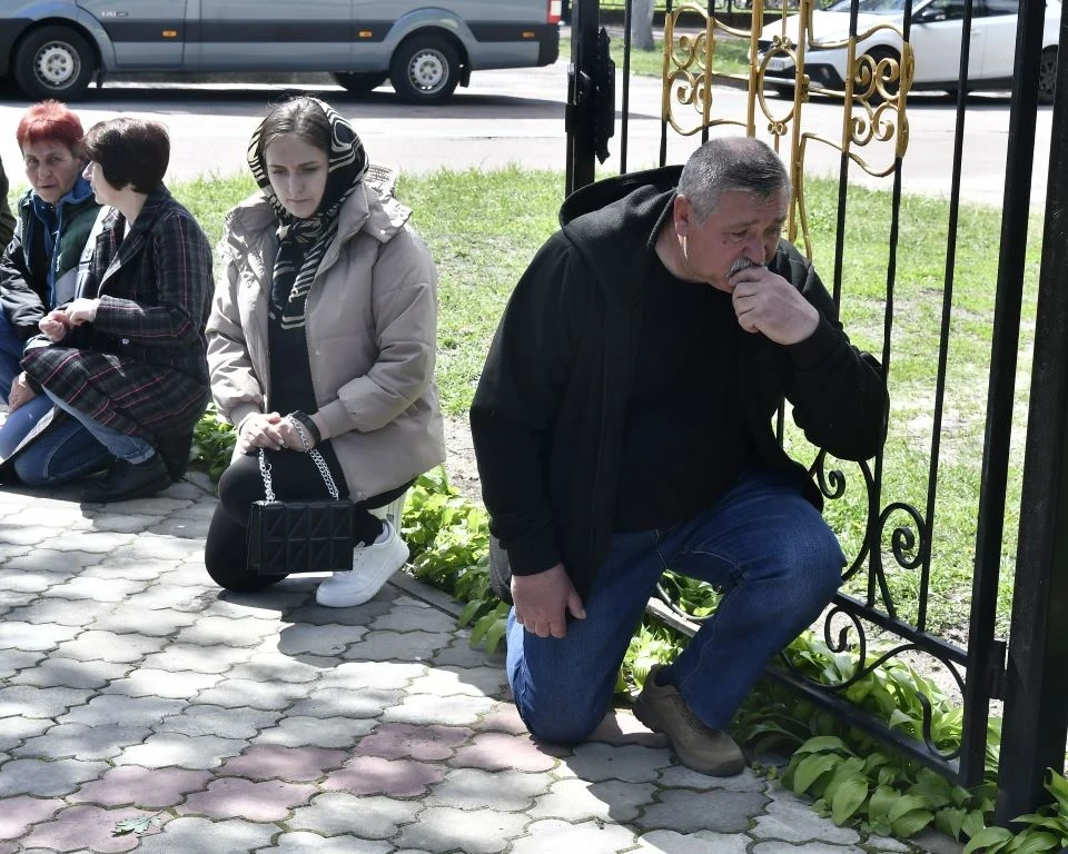 День жалоби у Славутичі. В останню путь провели воїна Павла Кравченко  фото №19