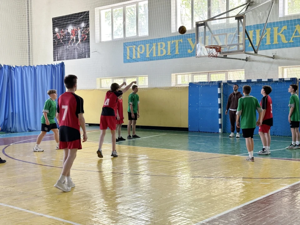 Славутицькі баскетболісти прийняли участь у районному етапі всеукраїнських змагань "Пліч-о-пліч" з баскетболу фото №1