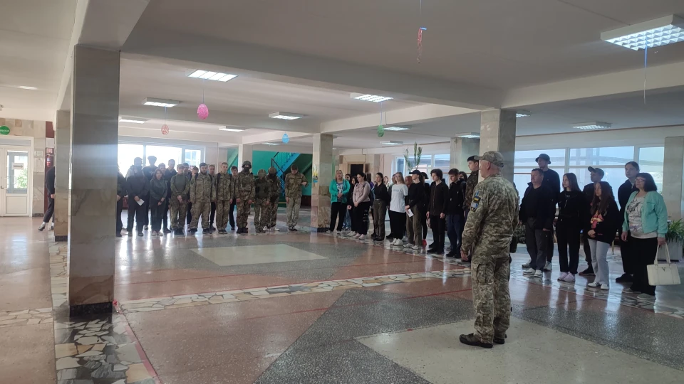 «Захист України» - Славутицькі випускники пройшли 3-денні курси та отримали відзнаки фото №1
