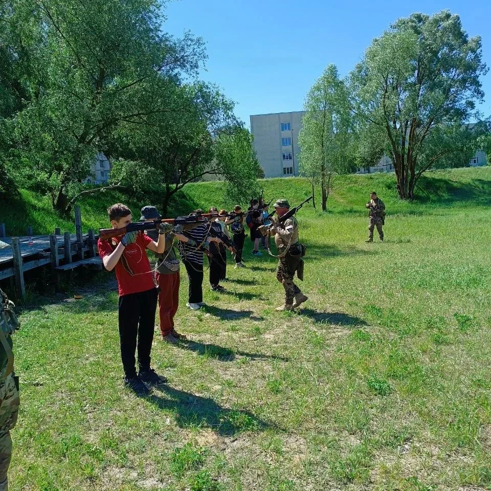 Молодь у Славутичі освоює навички безпечного поводження зі зброєю: нові можливості в молодіжному просторі фото №4