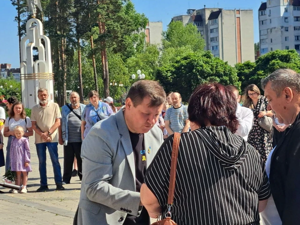 Славутич дякує: родини загиблих Героїв отримали відзнаки «Почесний громадянин міста» (фото) фото №6