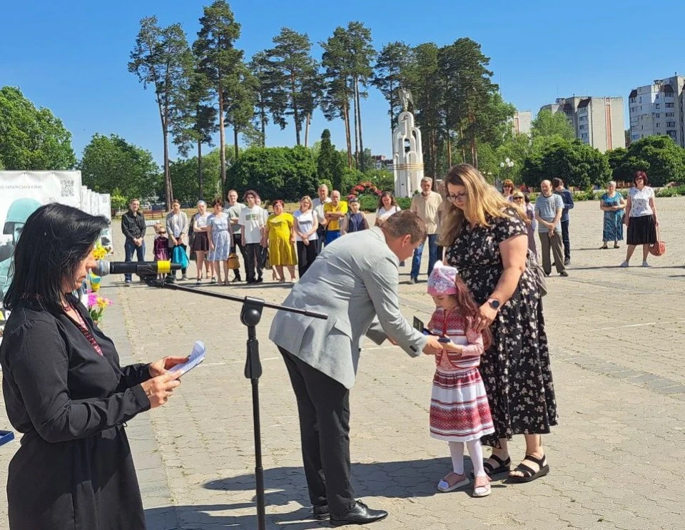 Славутич дякує: родини загиблих Героїв отримали відзнаки «Почесний громадянин міста» (фото) фото №14