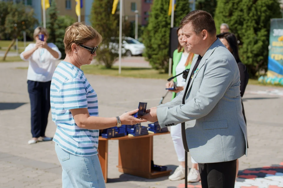 Славутич дякує: родини загиблих Героїв отримали відзнаки «Почесний громадянин міста» (фото) фото №20