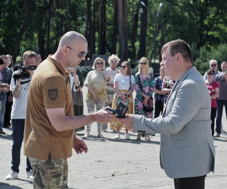 Славутич дякує: родини загиблих Героїв отримали відзнаки «Почесний громадянин міста» (фото) фото №26